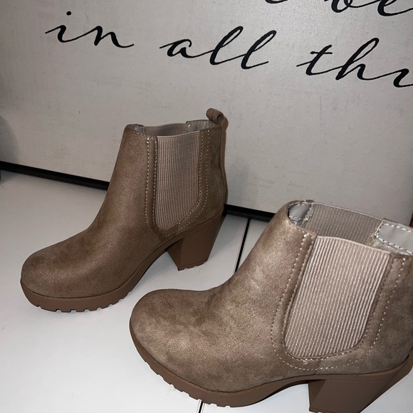 Brand new never worn Soda tan suede Booties - Picture 4 of 11